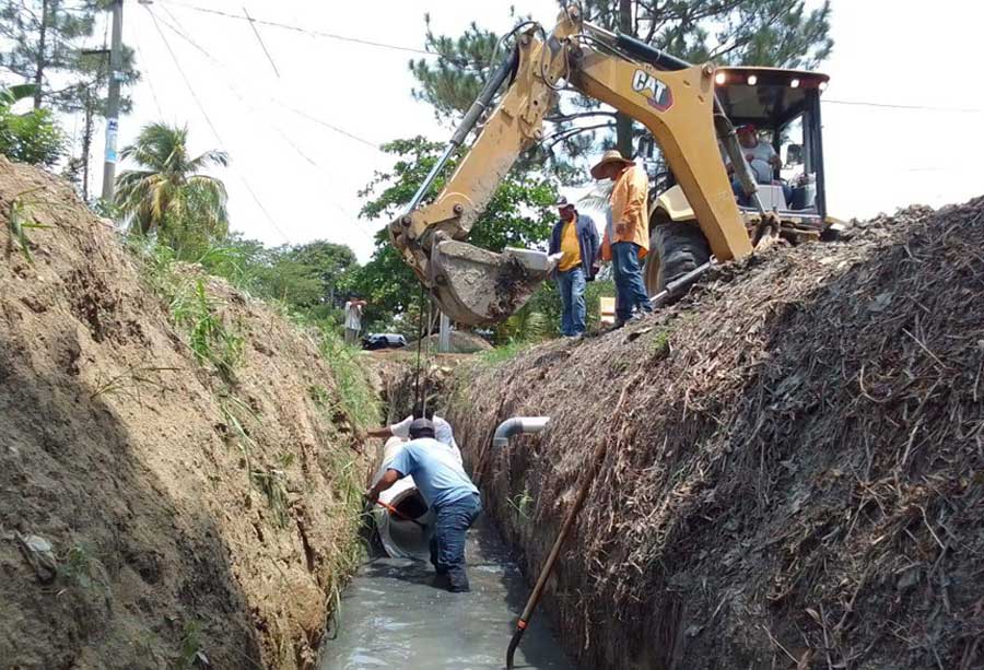 Instalación de tubos de cemento para drenajes en Barrio Milla 38