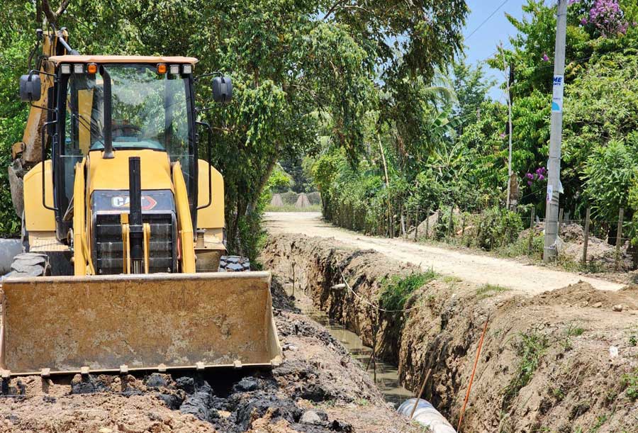 Instalación de tubos de cemento para drenajes en Barrio Milla 38