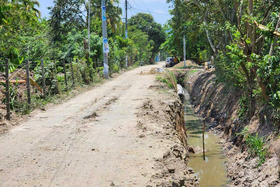 Instalación de tubos de cemento para drenajes en Barrio Milla 38