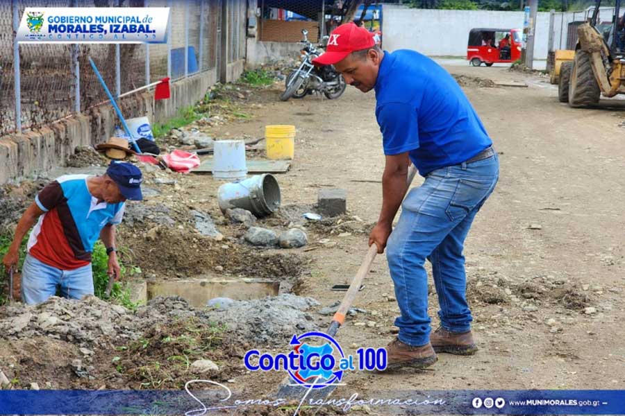 Instalación de tubos de cemento para drenajes en Barrio Milla 38